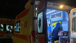 Scontro tra auto a Venaria Reale: Yaris finisce contro una lavanderia