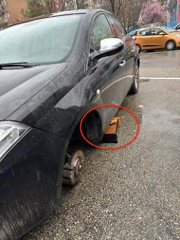 Lingotto, ladri di gomme in azione: l&rsquo;auto viene sollevata con un cassetto