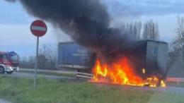 Tir in fiamme sull&rsquo;ex statale 20 a Carignano: incendio al rimorchio, strada chiusa