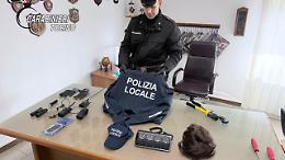 Inseguimento ad alta velocit&agrave; tra Volpiano e Settimo: arrestato il truffatore con il kit da finto poliziotto, caccia ai complici
