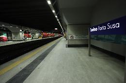 Porta Susa nel caos: uomo sui binari ferma i treni e scatena ritardi