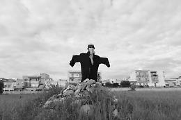 A Torino lo spaventapasseri cambia volto: la mostra che fa discutere
