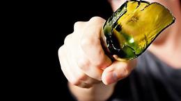 Bottiglia rotta in mano e minacce sul bus: attimi di paura sulla linea 10