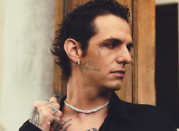 Achille Lauro, la rock star, "Perdutamente" a Torino: parte l'assedio dei fan