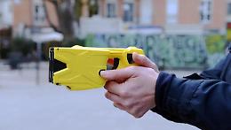 Porta un taser a scuola e scarica scosse sui compagni, accade all'istituto di San Benigno Canavese