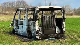 Un furgone per disabili cannibalizzato e incendiato nel cimitero delle auto rubate 