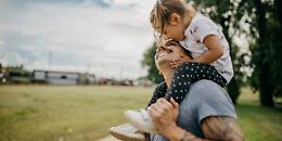 Tanti auguri ai nostri pap&agrave;, in Italia si celebra oggi ma nel resto del mondo?