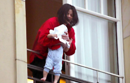 Come Michael Jackson fa penzolare il figlio dal balcone: mamma di Torino indagata