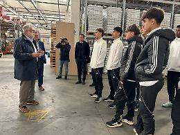 Moncalieri, i calciatori della Juventus Primavera volontari al Banco Alimentare