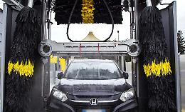 Sfruttamento e violenze in tre autolavaggi: quattro indagati per caporalato