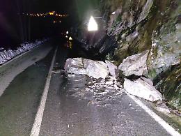 Vercelli: blocchi di roccia cadono sulla SP100