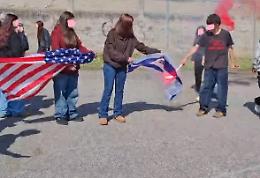 Durante l&rsquo;intervallo a scuola bruciata la bandiera di Israele