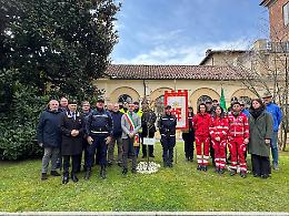 Chieri onora le vittime della pandemia: la cerimonia nel giardino del Comune