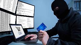 Furto nel parcheggio del supermercato a Cassano Spinola, carta di credito usata per 1.700 euro di acquisti