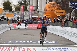 Milano-Torino, Tom Pidcock in trionfo a Superga