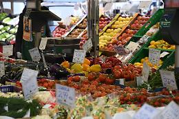 &laquo;Mangiamo meno e andiamo al mercato&raquo;: la guerra entra nella spesa dei torinesi