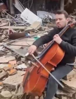 Violoncellista suona tra le macerie di Beirut, melodia di speranza