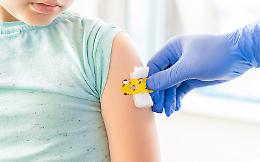 Nuove linee guida sui vaccini: aggiornamenti OMS su Covid, tifo e poliomielite