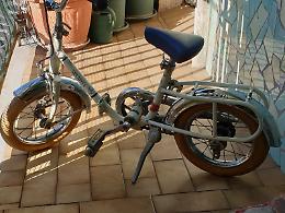 Ladro senza cuore: ruba la bici alla bimba nel giorno del suo compleanno