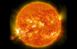 Tempesta solare in arrivo, la Terra nel mirino: gli effetti su comunicazioni, navigazioni e reti elettriche