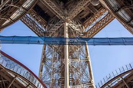Brivido sulla Torre Eiffel: inaugurata la passerella sospesa nel vuoto a 60 metri d'altezza