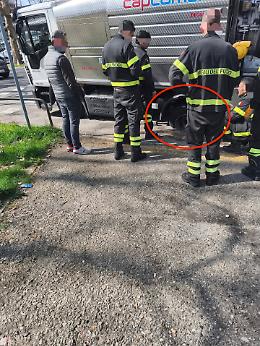 Allarme in citt&agrave;: si apre una voragine e inghiotte una cisterna