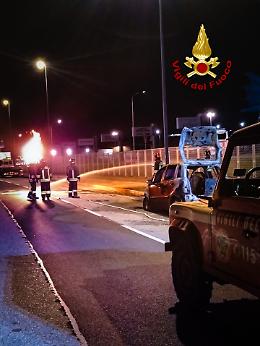 Auto in fiamme a Torino: sul posto anche il nucleo NBCR