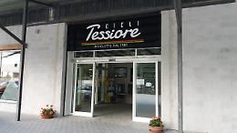 Assalto con un camion rubato: sfondato un negozio di bici, sparite quelle di alta gamma