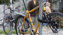 Settimo, il mistero del deposito bici: una serranda abbassata da oltre un anno