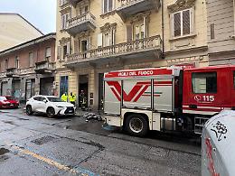 Incendio in un negozio di via Saluzzo: fumo nel palazzo, quattro intossicati in ospedale