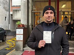 Edoardo per la prima volta ai seggi: "Il voto? E' il dono della Democrazia"