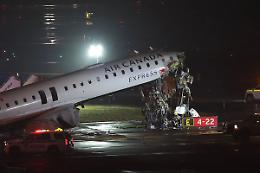 Tragedia a New York: aereo Air Canada si scontra con un mezzo dei vigili del fuoco 