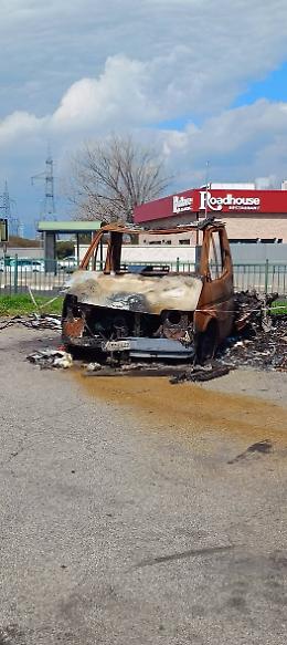 Collegno, caravan distrutto dal fuoco resta abbandonato: cittadini chiedono interventi