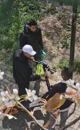 &laquo;Se mi affaccio vedo pusher&raquo; le cessioni di hashish alla luce del sole - IL VIDEO