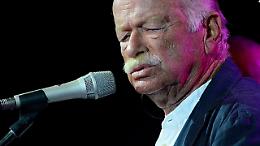 Il giorno in cui Gino Paoli sfior&ograve; la morte: il suicidio, la pallottola e il buio dietro il successo