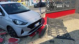 Perde il controllo dell&rsquo;auto e sfonda una recinzione: paura a Nichelino