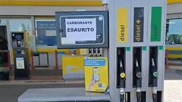 Carburante esaurito nei distributori italiani: cosa sta succedendo?