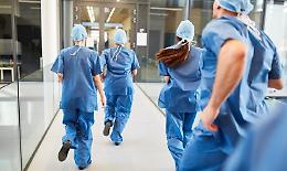 Infermieri italiani cercasi in Canada: stipendi fino a 5mila euro e trasferimento pagato