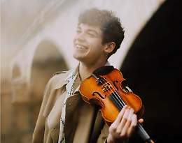 Andrea Cicalese, uno dei pi&ugrave; giovani violinisti del mondo, stasera a Torino ospite dell'Orchestra Rai: ecco la sua storia