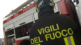 Condove in fiamme: paura e rogo incontrollato in una cascina
