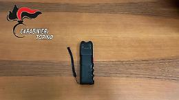 Torino, appuntamento per &ldquo;affari&rdquo; finisce nel sangue: aggredito con un taser e derubato [VIDEO]