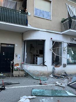 Esplode il bancomat nella notte: colpo con la &ldquo;marmotta&rdquo; e fuga nel buio