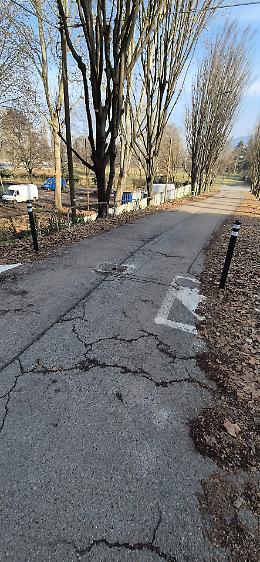 Rimosso e gettato il dissuasore: e il parco torna a essere una discarica abusiva