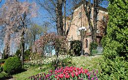 Non solo narcisi: al Castello di Piea arrivano templari, dame e un abito del Titanic
