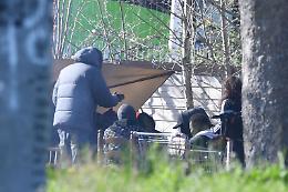 "Tossic park" Sempione, dove gli sgomberi sono inutili: palline gratis per i drogati