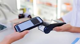 Addio contanti, l&rsquo;Italia paga con carta e smartphone