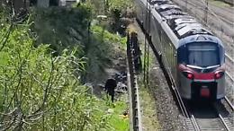 Disperati a due passi dal treno che sfreccia: i tossici si drogano rischiando l'incidente