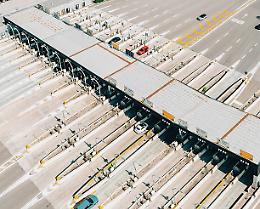 Caselli senza personale di notte: esplode lo scontro in autostrada