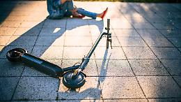 Sul marciapiede in monopattino, si schianta contro l'auto del comandante dei vigili