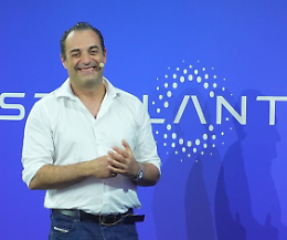 Stellantis, Filosa scrive ai dipendenti, ma il messaggio &egrave; chiaro: la partita &egrave; negli Usa